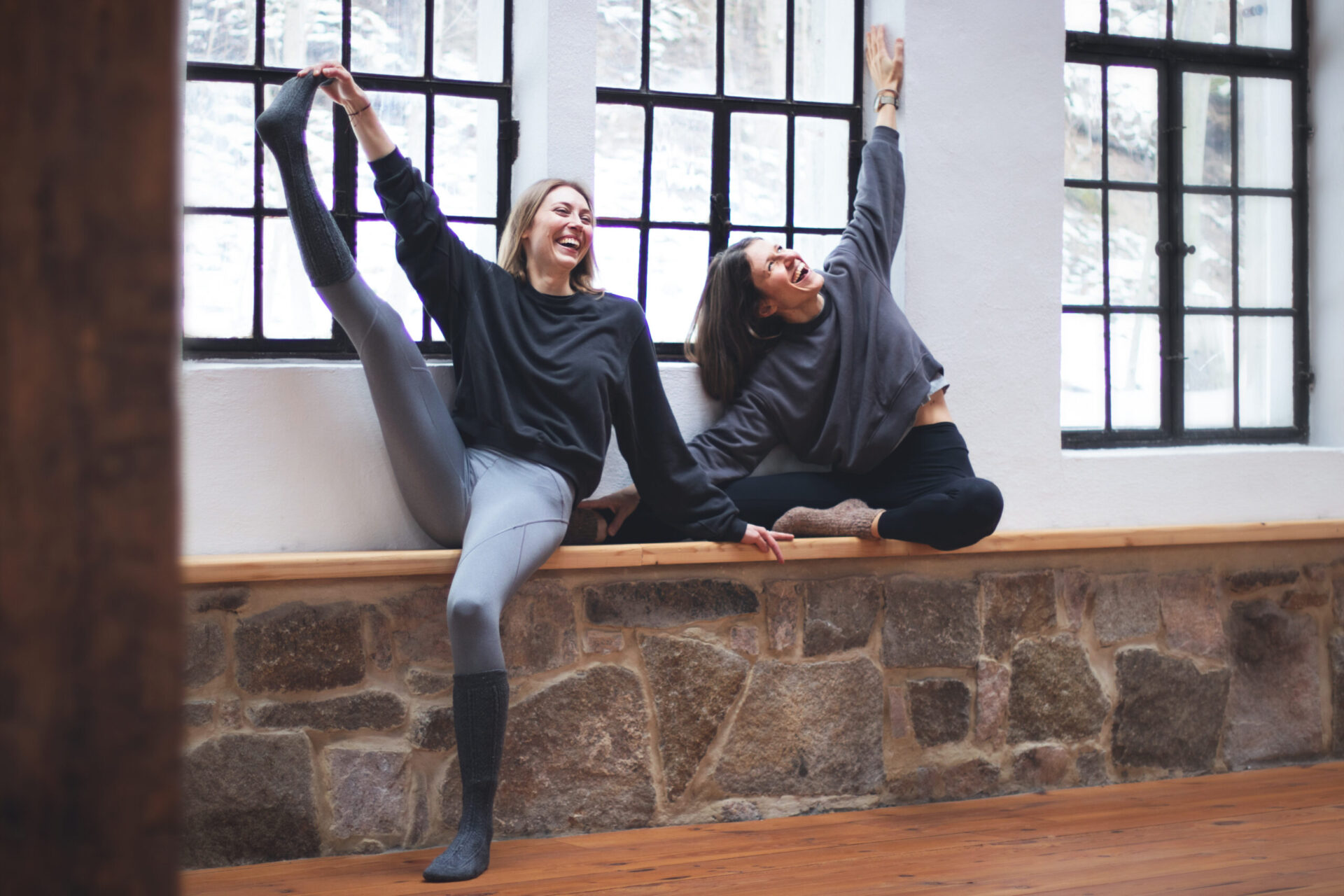 przedstawia nauczycielki jogi organizujące wyjazd