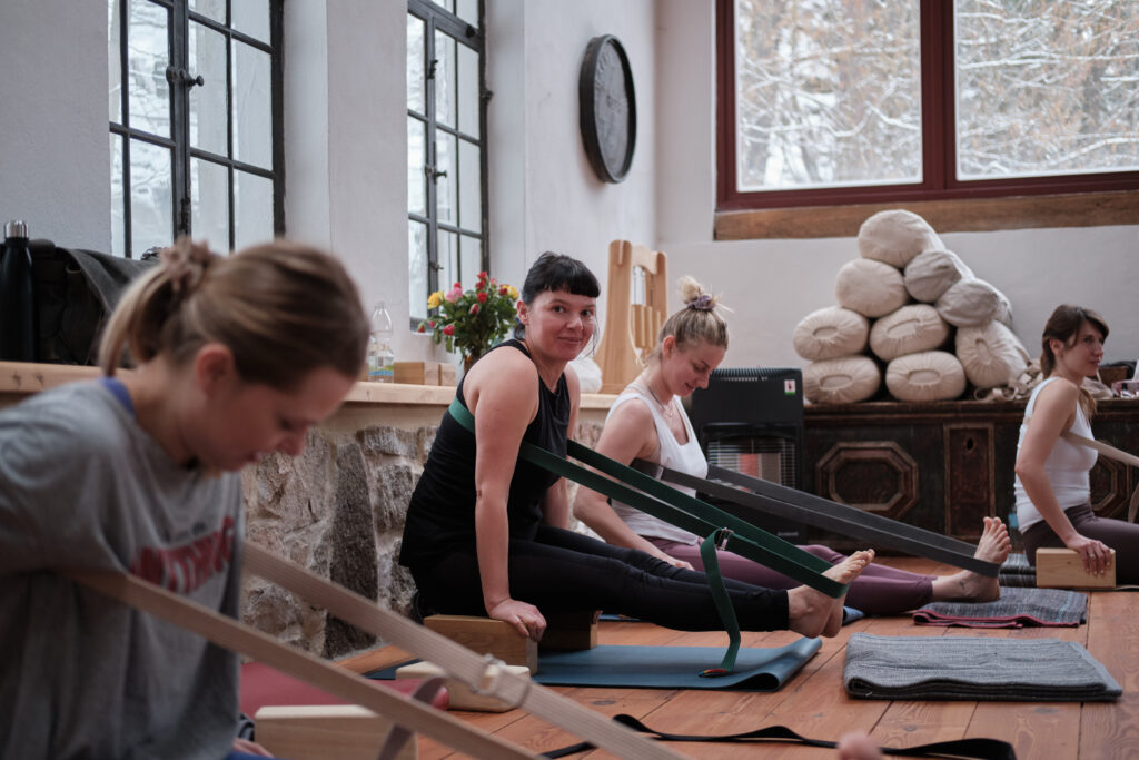 przedstawia osoby ćwiczące jogę