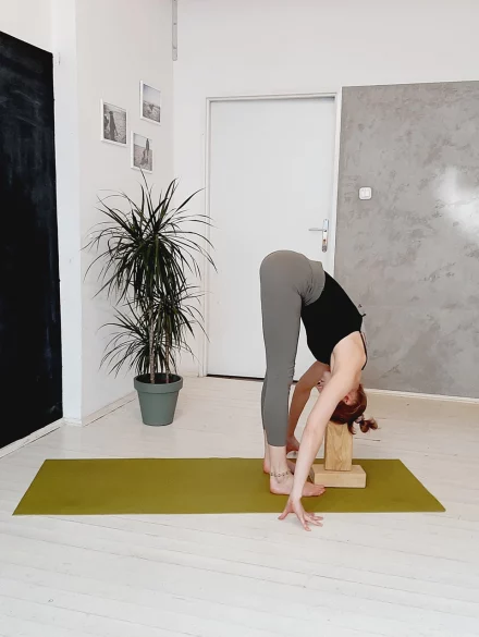 Paulina pokazuje pozycję jogi na&nbsp;zajęciach online