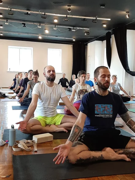 wspólna joga w&nbsp;grupie uczestników