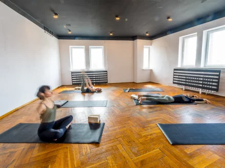 rozgrzewka przed zajęciami jogi